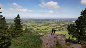 Wanderer mit Blick aufs "Glen of Aherlow"