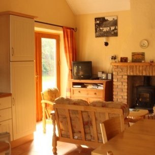 Wohnzimmer mit Küche und Tür zur Terrasse