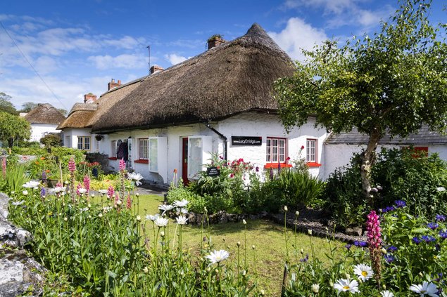 Reetdachhäuser im kleinen Dorf Adare