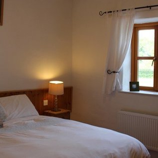 1. Schlafzimmer mit Doppelbett, Fenster und schöner Aussicht