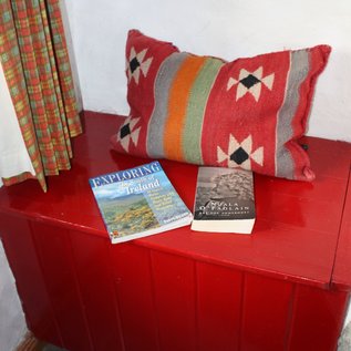 Kleine Leseecke neben Holzofen