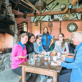 Gruppe beim Frühstück