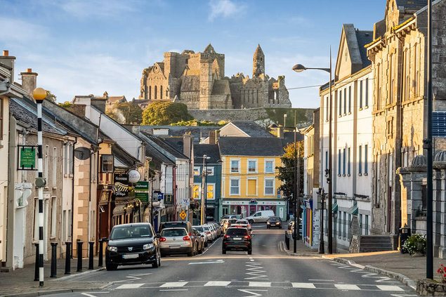 Cashel mit Blick auf die Kirchenruine auf dem "Rock of Cashel"